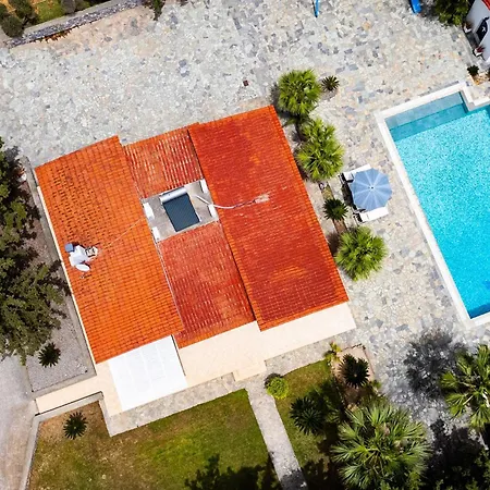 Madia Villa *